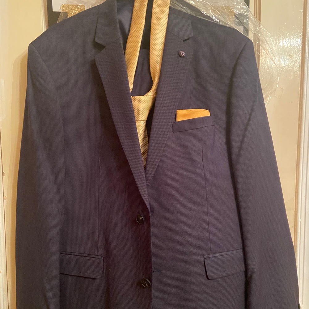 Worn once. Including tie free with suit.
